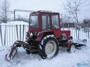 Владимирец Т 30 за уборкой снега