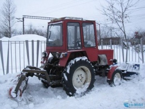 Владимирец Т 30 за уборкой снега