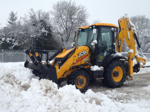 Экскаватор jcb 3cx при уборке снега