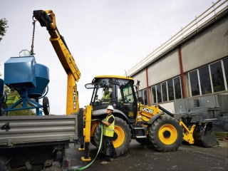 Современный экскаватор jcb 4cx с приставкой &quot;эко&quot;