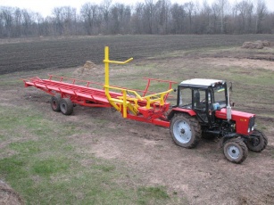 Трактор МТЗ 80 с прицепом для перевозки тюков