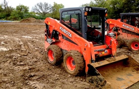 Компания Kubota начинает выпуск двух моделей компактных погрузчиков SSV65 и SSV75 с откидывающейся дверью