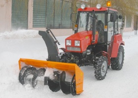 Малогабаритный МТЗ 320 за уборкой снега